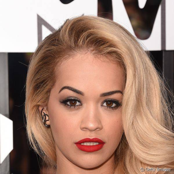 Rita Ora investiu em uma produ??o mais sedutora, apostando no batom vermelho intenso para colorir os l?bios